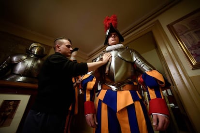 Un guardia se viste antes de participar en la ceremonia anual de juramento de la Guardia Suiza en el Vaticano.