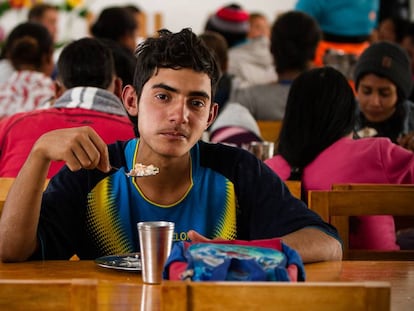 Migrante venezolano en un comedor en Ecuador. 