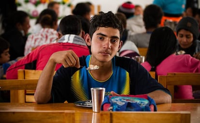 Migrante venezolano en un comedor en Ecuador. 