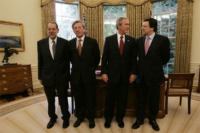 De izquierda a derecha, Javier Solana, Jean-Claude Juncker, George W. Bush y José Manuel Durão Barroso, ayer en la Casa Blanca.