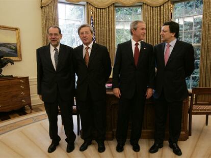 De izquierda a derecha, Javier Solana, Jean-Claude Juncker, George W. Bush y José Manuel Durão Barroso, ayer en la Casa Blanca.