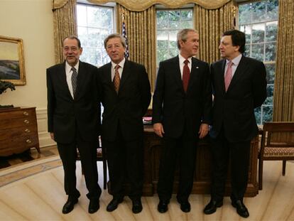 De izquierda a derecha, Javier Solana, Jean-Claude Juncker, George W. Bush y José Manuel Durão Barroso, ayer en la Casa Blanca.