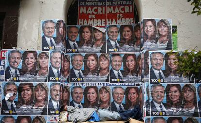 Un hombre duerme debajo de propaganda electoral, en Buenos Aires.