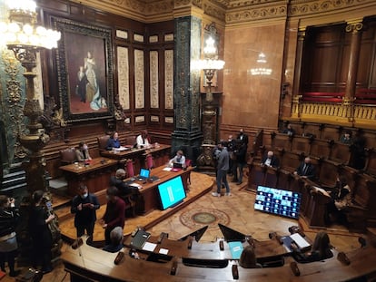 El salón de plenos del Ayuntamiento de Barcelona, durante la sesión del viernes 28 de enero.