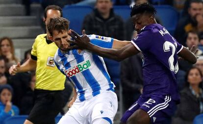 Januzaj (izquierda) lucha por el balón con Salisu.