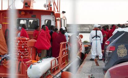 Llegada al puerto de Motril de 56 inmigrantes este miércoles.