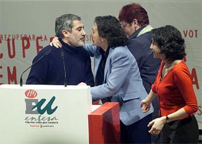 Rosa Aguilar felicita a Gaspar Llamazares tras la intervención del líder de IU en el mitin de Valencia.