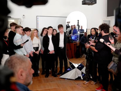 El robot de inteligencia artificial ION interactúa con los estudiantes, asistido por Vali Malinoiu uno de los directores de proyecto, en la sede del Colegio Nacional Aurel Vlaicu, en Bucarest, el 13 de marzo de 2023.