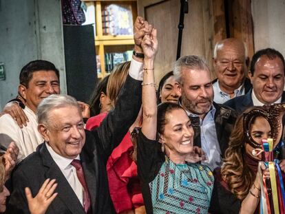 López Obrador entrega el bastón de mando a Claudia Sheinbaum, en septiembre de 2023.