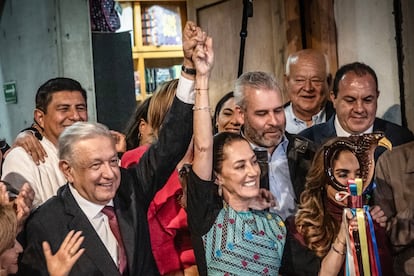 López Obrador entrega el bastón de mando a Claudia Sheinbaum, en septiembre de 2023.