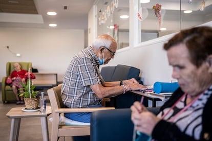 Vicente Bernal, de 93 años, dibuja en una sala común de la residencia en la que vive, en Madrid.