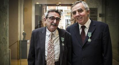 Carlos Pérez y José Lebrero con la medalla de la Orden de las Artes de Francia