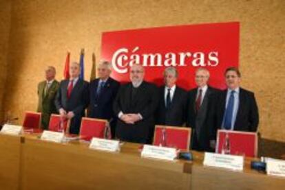 En el centro Javier Gómez Navarro, presidente del Consejo Superior de Cámaras de Comercio, Arturo Fernández y Miquel Valls, presidentes de las Cámaras de Madrid y Barcelona, en una imagen de archivo.