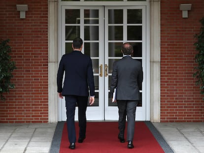 El presidente del Gobierno, Pedro Sanchez, y el lider del Partido Popular, Alberto Nuñez Feijoo, el lunes pasado en La Moncloa.