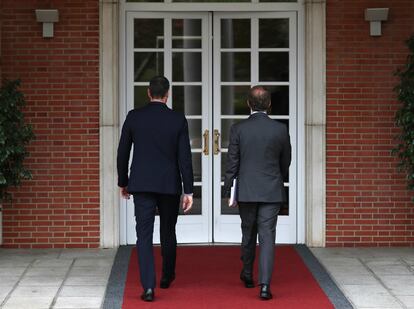 El presidente del Gobierno, Pedro Sanchez, y el lider del Partido Popular, Alberto Nuñez Feijoo, el lunes pasado en La Moncloa.