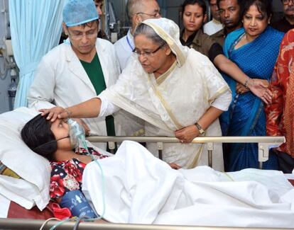 La primera ministra Hasina visita a una superviviente del colapso del edficio textil Rana Plaza.