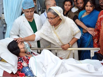 La primera ministra Hasina visita a una superviviente del colapso del edficio textil Rana Plaza. 