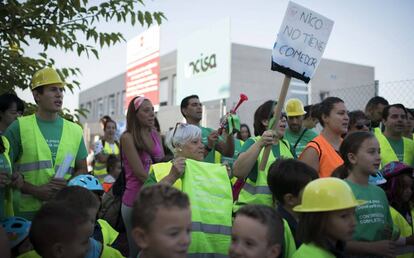 Familias protestan el viernes en el colegio Miguel de Cervantes (Getafe) que sigue en obras.