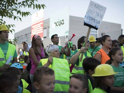 Familias protestan el viernes en el colegio Miguel de Cervantes (Getafe) que sigue en obras.
