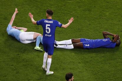 Kevin De Bruyne a la izquierda, yace en el suelo después de una falta de Antonio Rudiger del Chelsea.