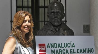 Susana Díaz, junto al cartel del congreso socialista.