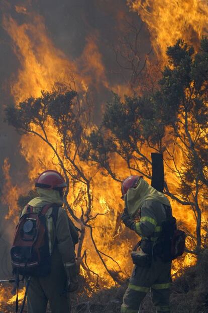 En la extinción del fuego participan, además de bomberos y agentes forestales, más de un centenar de militares de la UME que se incorporaron a los trabajos en la madrugada del domingo