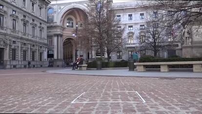  Un Buda en actitud contemplativa de, en teoría, grandes dimensiones, para el que, Salvatore Garau, dejó un espacio vacío en la puerta de una galería de la plaza de la Scala.