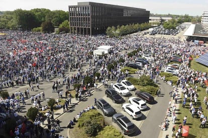 Los empleados de Volkswagen se manifiestan en la sede de la compañía.