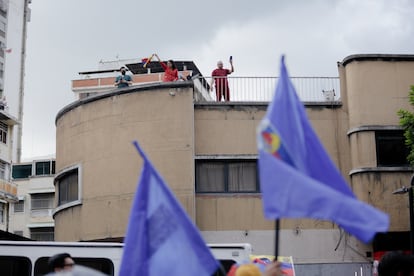 Seguidores saludan al candidato Edmundo González Urrutia, a su paso por las calles de Caracas. 