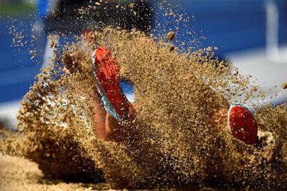 El español Jorge Urena compite en la prueba de salto de longitud del decatlón masculino en los Campeonatos de Europa de Atletismo en Berlín (Alemania).