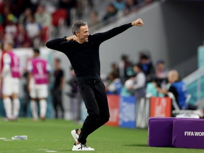 Luis Enrique, seleccionador español, celebra el cuarto gol de España ante Costa Rica.