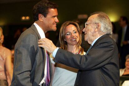 El ministro de Justicia, Juan Fernando López Aguilar; la vicepresidenta del Congreso, Carme Chacón, y Santiago Carrillo.