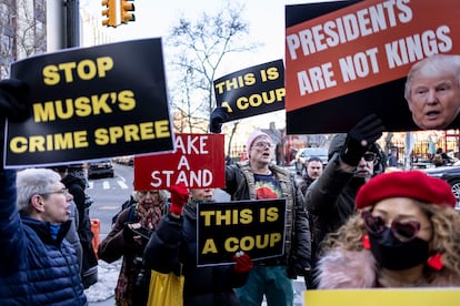 Una protesta en Nueva York en apoyo a los fiscales que interpusieron una demanda para evitar que DOGE accediera a información de los ciudadanos en el Departamento del Tesoro.