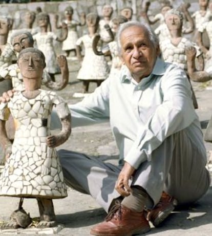 Nek Chand, sentado en su Jard&iacute;n de Rocas en Chandigahr, al norte de la India, en 2001