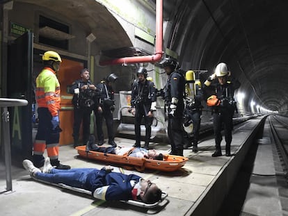 Un dispositivo de 180 personas de Adif, Renfe y los servicios de emergencia participan en un simulacro de accidente de tren en la variante de Pajares.