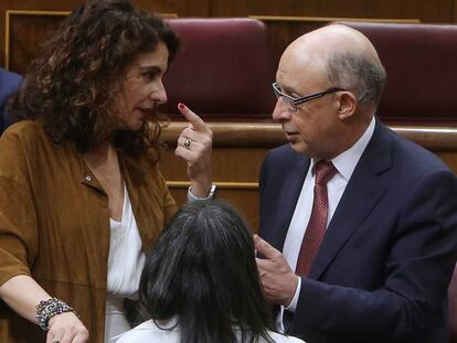 La ministra de Hacienda, Maria Jesus Montero y Cristobal Montoro.
 
 