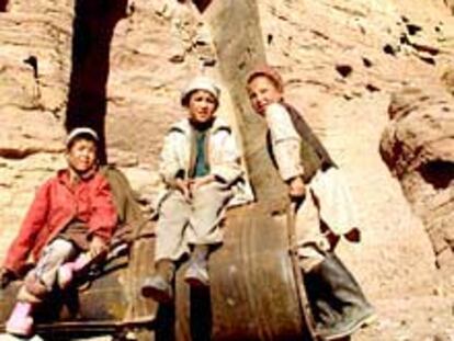 Niños hazara juegan en Bamiyán, cerca del lugar donde se encontraban los budas gigantes.