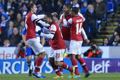 Marouane Chamakh celebra con sus compañeros el quinto gol del Arsenal.