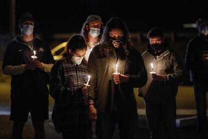 Decenas de personas se reunieron en una vigilia a la luz de las velas en la iglesia Cornerstone Boulder para orar por las víctimas, el día de ayer