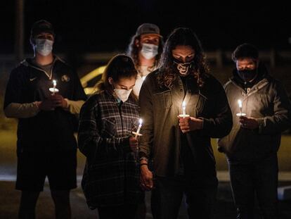 Decenas de personas se reunieron en una vigilia a la luz de las velas en la iglesia Cornerstone Boulder para orar por las víctimas, el día de ayer