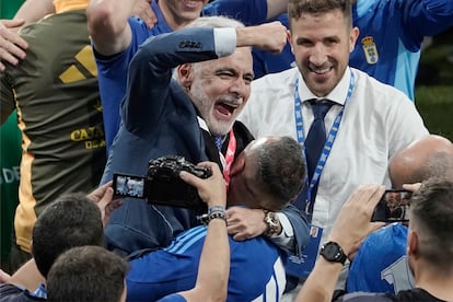 El centrocampista del Oviedo Santi Cazorla levanta al máximo accionista del club, Jesús Álvarez.