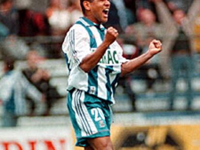 Donato festeja uno de sus goles con el Deportivo.