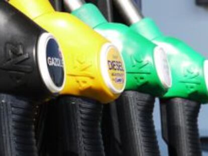 ¿Por qué el precio del petróleo se desploma y la gasolina apenas baja?