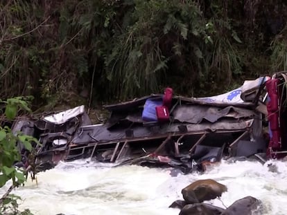 El autobús de pasajeros que cayó la noche del domingo a un abismo en el departamento de Cajamarca (norte de Perú).