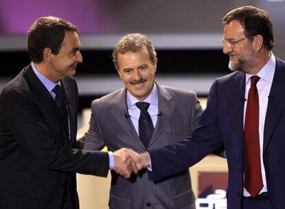 José Luis Rodríguez Zapatero saluda a Mariano Rajoy en presencia de Manuel Campo Vidal antes del debate.