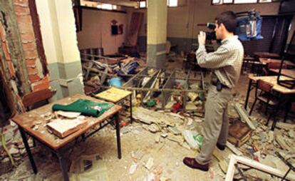 Un cámara de televisión grababa ayer la imagen de los destrozos ocasionados por la explosión en el bar.