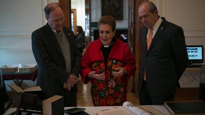 Carmen Tag&uuml;e&ntilde;a, presidenta del Ateneo, Enrique Del Val (izquierda) y Enrique Fern&aacute;ndez Fassnacht