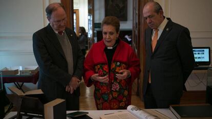 Carmen Tagüeña, presidenta del Ateneo, Enrique Del Val (izquierda) y Enrique Fernández Fassnacht