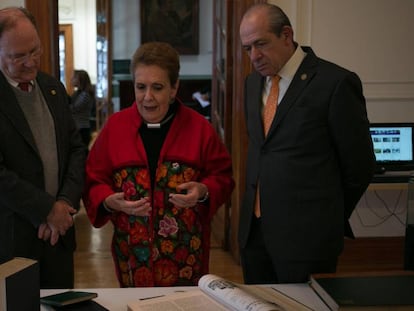 Carmen Tag&uuml;e&ntilde;a, presidenta del Ateneo, Enrique Del Val (izquierda) y Enrique Fern&aacute;ndez Fassnacht