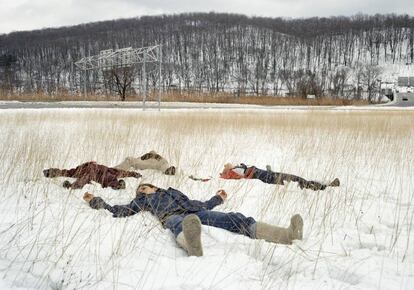 'Snow Angels' (2000), fotografía incluida en el fotolibro 'Girl Pictures', de Justine Kurland.